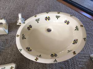 Porcelain bathroom sink with matching accessories (Cheyenne)