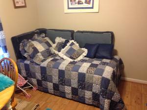 single bedspread/ pillow shams and decorative pillows (Lawrence)