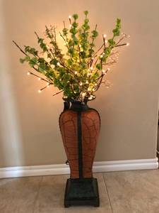 Carolyn Kinder lighted greenery in vase (Norman)
