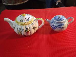 Two vintage tea pots (Northwest)