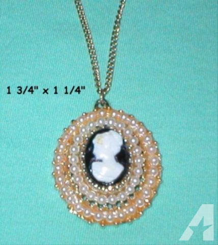 Cameo Pendant Necklace - Vintage