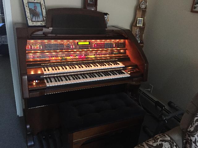 Lowery Organ Serenade Model Lx410