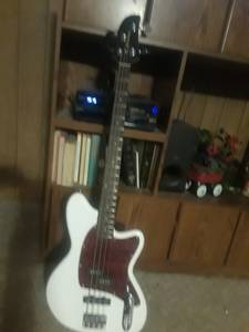 4 string ibanze bass like new active pickups (Somerville)