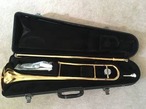 Yamaha trombone with case and music stand (Edmond)
