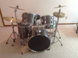 Tama 5 PC drumset with everything (Cleveland)