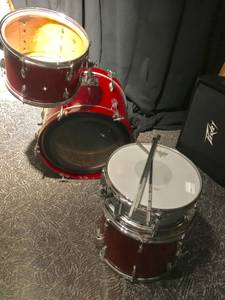 3pc vintage drum kit (Phila airport)