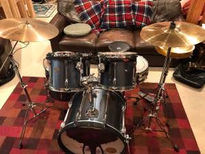 Tama Rockstar with Hardware and Cymbals (Andover)