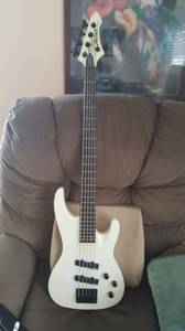 ARIA PRO II BASS GUITAR (Stratford)
