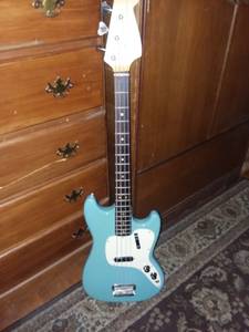 Vintage Fender bass guitar w/case (StPaul)