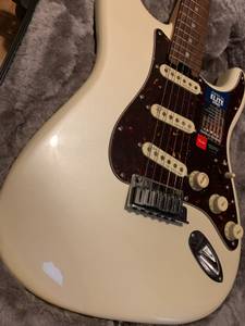 Fender American Elite Stratocaster Ebony Fingerboard Electric Guitar (New London