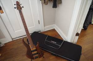 REDUCED] Peavey Grind Solid Bass + Case (Norman)