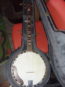 Eagle 5 string banjo w/hardshell case (Saint Paul)