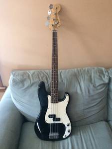 Fender Squier Bass w/ gig bag (Missoula)