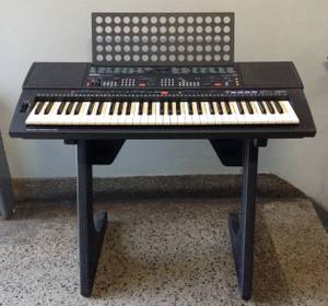 YAMAHA PSR-500 Electronic MIDI 61-Key Keyboard + Stand, Pedal