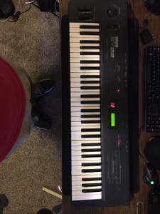 1990 Yamaha SY22 Synthesizer Keyboard (Columbia)