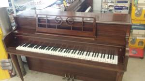 SPINET PIANO w BENCH LOCAL DELIVERY INCLUDED (BEECH GROVE)