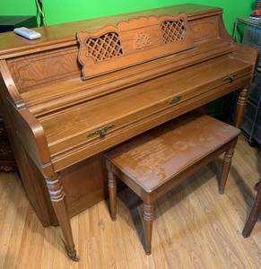 Wurlitzer Upright Oak Custom Console Model 2725 Mediterranean Piano an (West