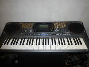 for sale piano keyboard play sing has 249 tune and many song has stand (queens)