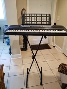 Yamaha keyboard and stand (Westside)