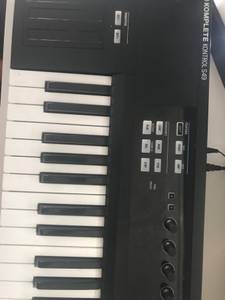 Komplete Kontrol s49 Keyboard