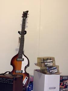 Hofner violin. Beatles bass. McCartney style. Like new. W/ stand (Lexington)