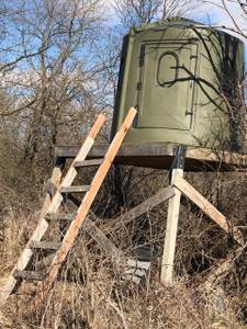 Maverick Hunting Blinds with Platforms and ladder (Pittsfield, IL)