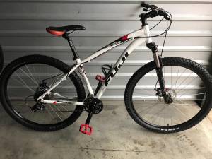 FUJI 29er MOUNTAIN BIKE (Whitsett)