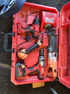 Milwaukee tool set needs batteries (Se Raleigh)