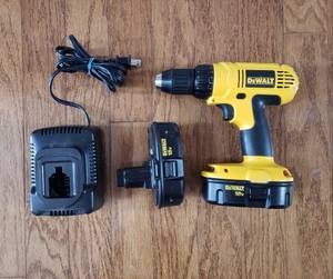Dewalt 18V Cordless Drill / Driver w/ 2 Batteries and Charger (Acworth)