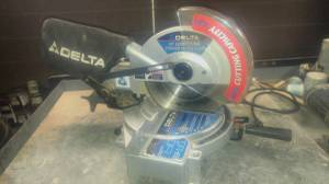 DELTA 10'' Compound power Miter saw. (AVONDALE)