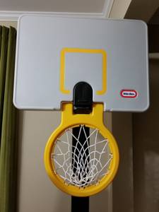 Little Tikes adjustable basketball hoop (Renton)