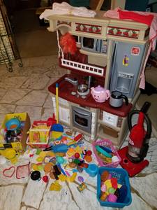 Step 2 Play Kitchen with toys and play vacuum