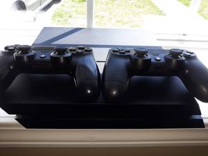 Ps4 with 2controllers (London)