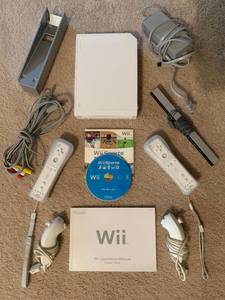 Nintendo Wii Sports, 2 controllers, 2 Nun-Chucks, Sports, In Box