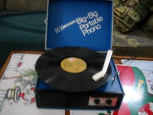 Record player portable vintage suitcase type (Duluth)
