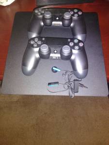 Excellent condition Ps4 TB1 Console with 2 wireless controllers (Columbus Ohio)