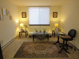 Looking for a Clean & Quiet Female Roommate/All included (Upper East Side