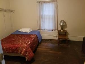Nice room for rent by professional House shar (1207 Liberty Street) $575 250ft 2
