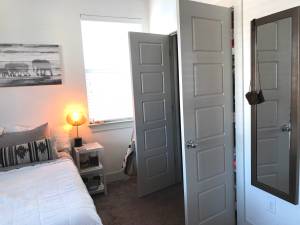 Female Roommate Wanted in Spacious Bedroom Close to DT (Eastwood at Riverside)