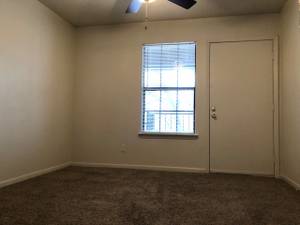 Renting A room with private bathroom and walk-in closet. (4317 SW 22nd St
