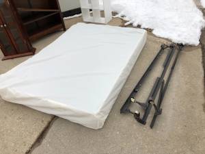 Curb Alert! Box Spring - Full Size (Forest Ct & Edgehill Rd)