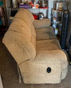 Free Reclining Couch (Liberty Lake)