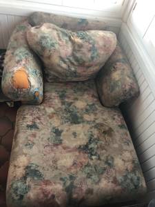 free old but comfy chair (Kern Place, El Paso)