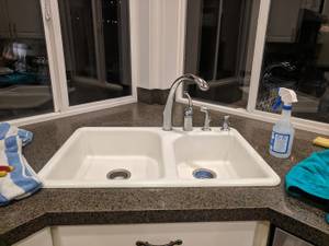 Free cast iron kitchen sink *pending pickup* (Vancouver (west side))