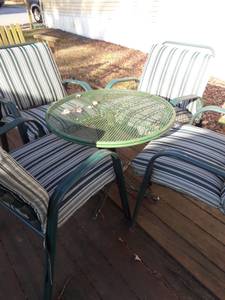 Outdoor table and chairs (Havre De Grace)